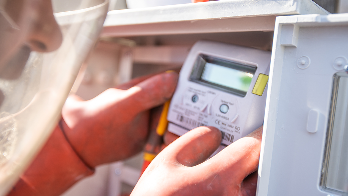 Rețele Electrice employee installing a smart meter